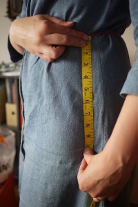 Measuring the distance from waist to hip