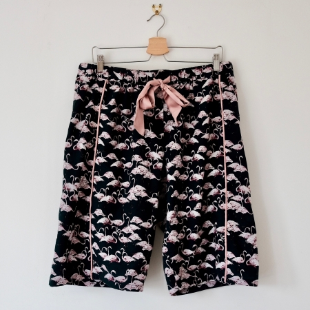 Ladies pyjama shorts in navy fabric with pink flamingos